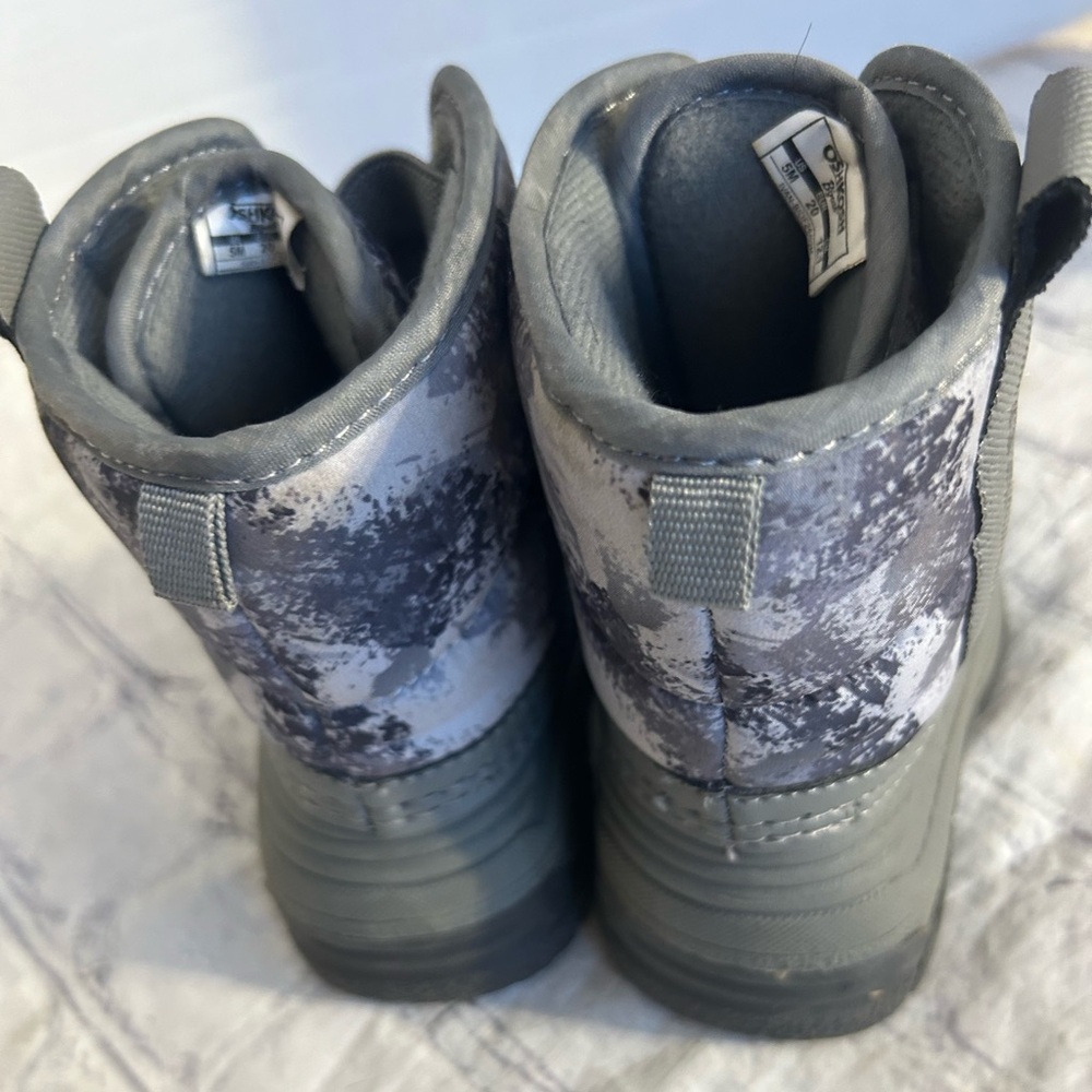 OSHKOSH B’GOSH TODDLER BOYS IVAN GREY CAMO SNOW BOOTS HOOK N LOOP SIZE 5M - Picture 5 of 9